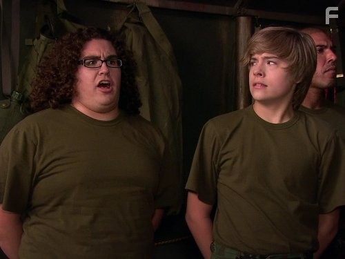 Dylan Sprouse and Matthew Timmons in Всё тип-топ, или Жизнь на палубе (2008)