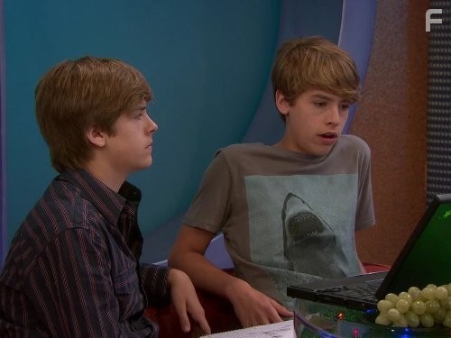 Cole Sprouse and Dylan Sprouse in Всё тип-топ, или Жизнь на палубе (2008)