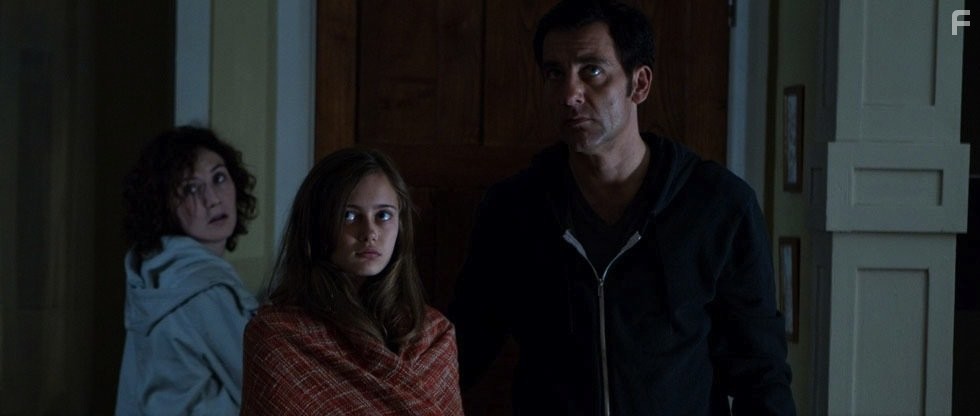 Carice van Houten, Clive Owen, and Ella Purnell in Пожиратели (2011)