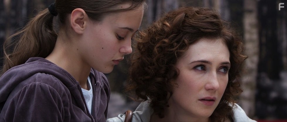 Carice van Houten and Ella Purnell in Пожиратели (2011)