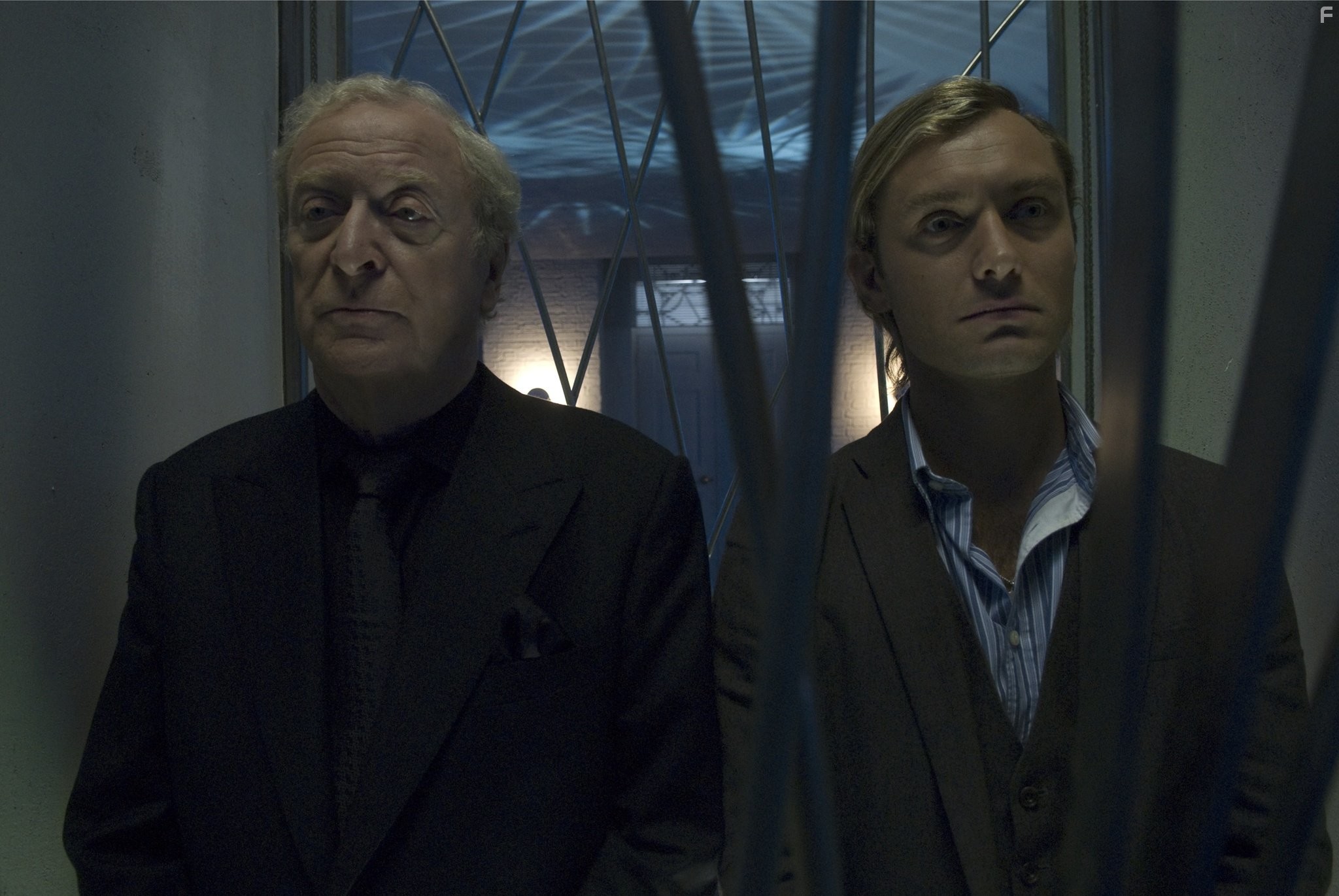 Jude Law and Michael Caine in Сыщик (2007)