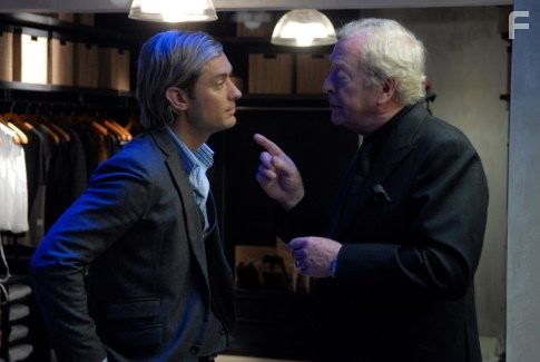 Jude Law and Michael Caine in Сыщик (2007)