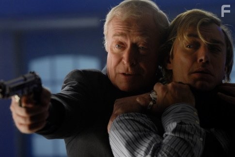 Jude Law and Michael Caine in Сыщик (2007)