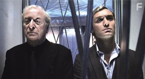 Jude Law and Michael Caine in Сыщик (2007)