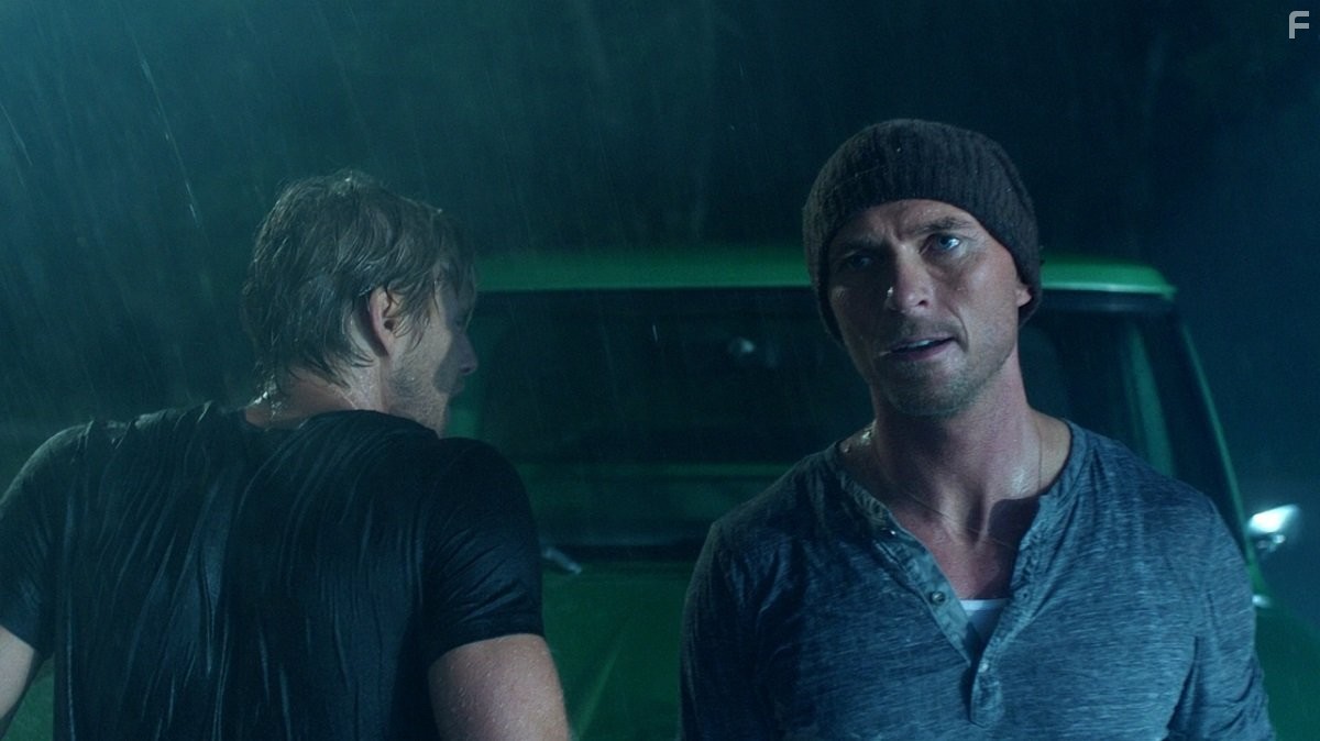 Luke Goss and Matt Barr in Семь футов (2012)