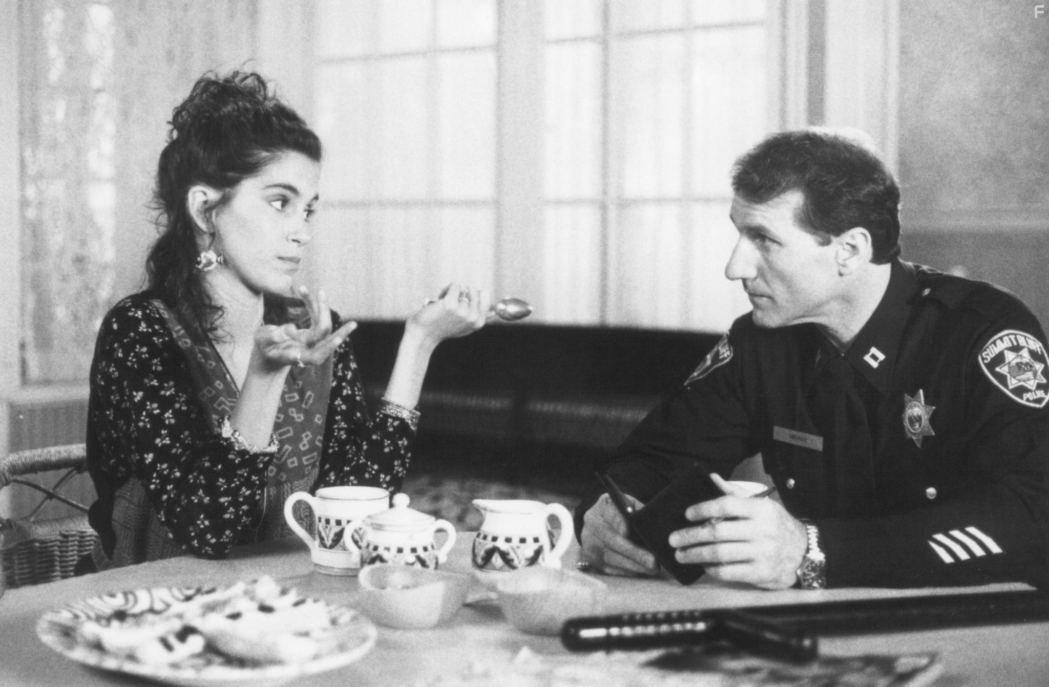 Jami Gertz and Ed O'Neill in Братья-сестры, соперники-соперницы (1990)