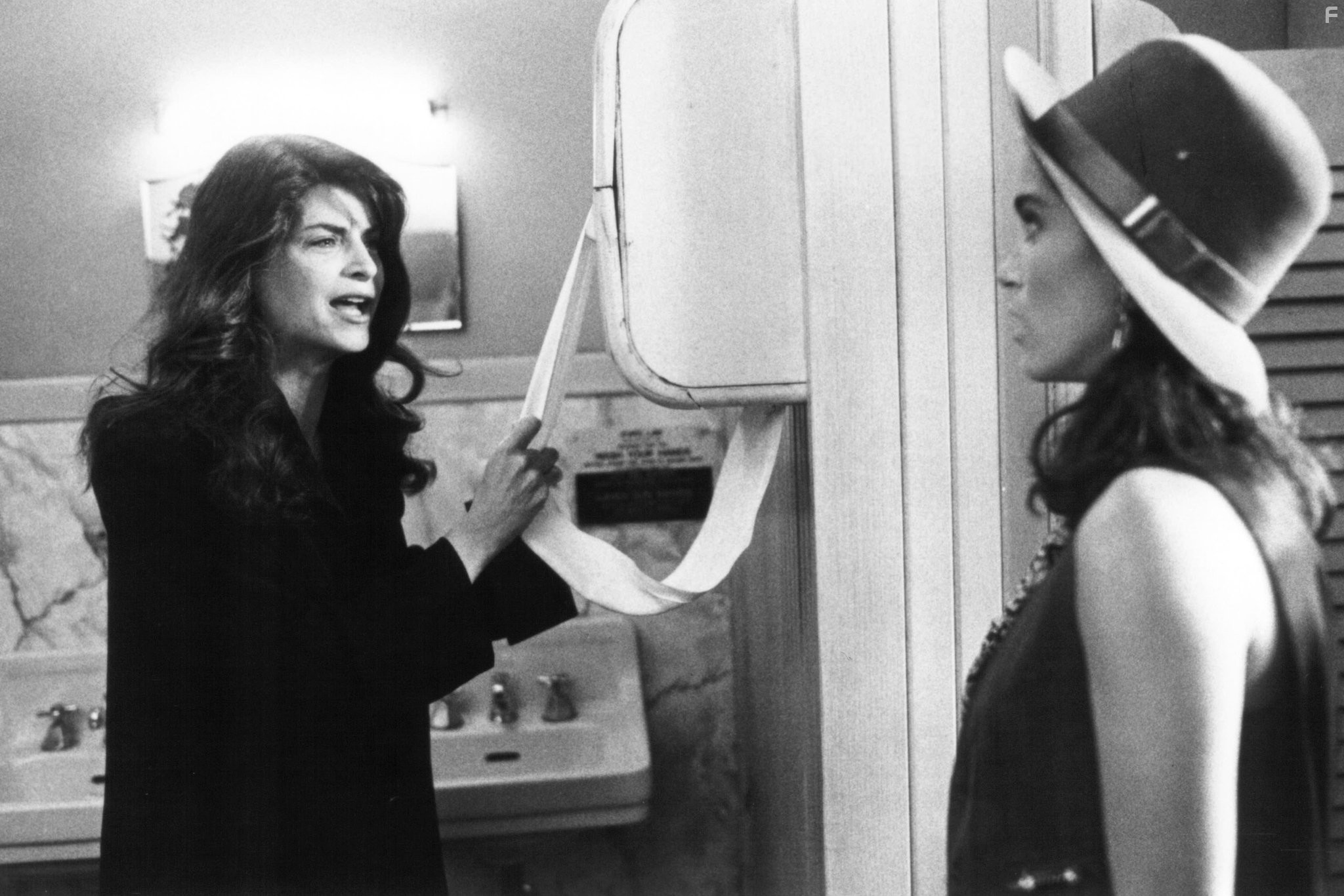 Kirstie Alley and Jami Gertz in Братья-сестры, соперники-соперницы (1990)