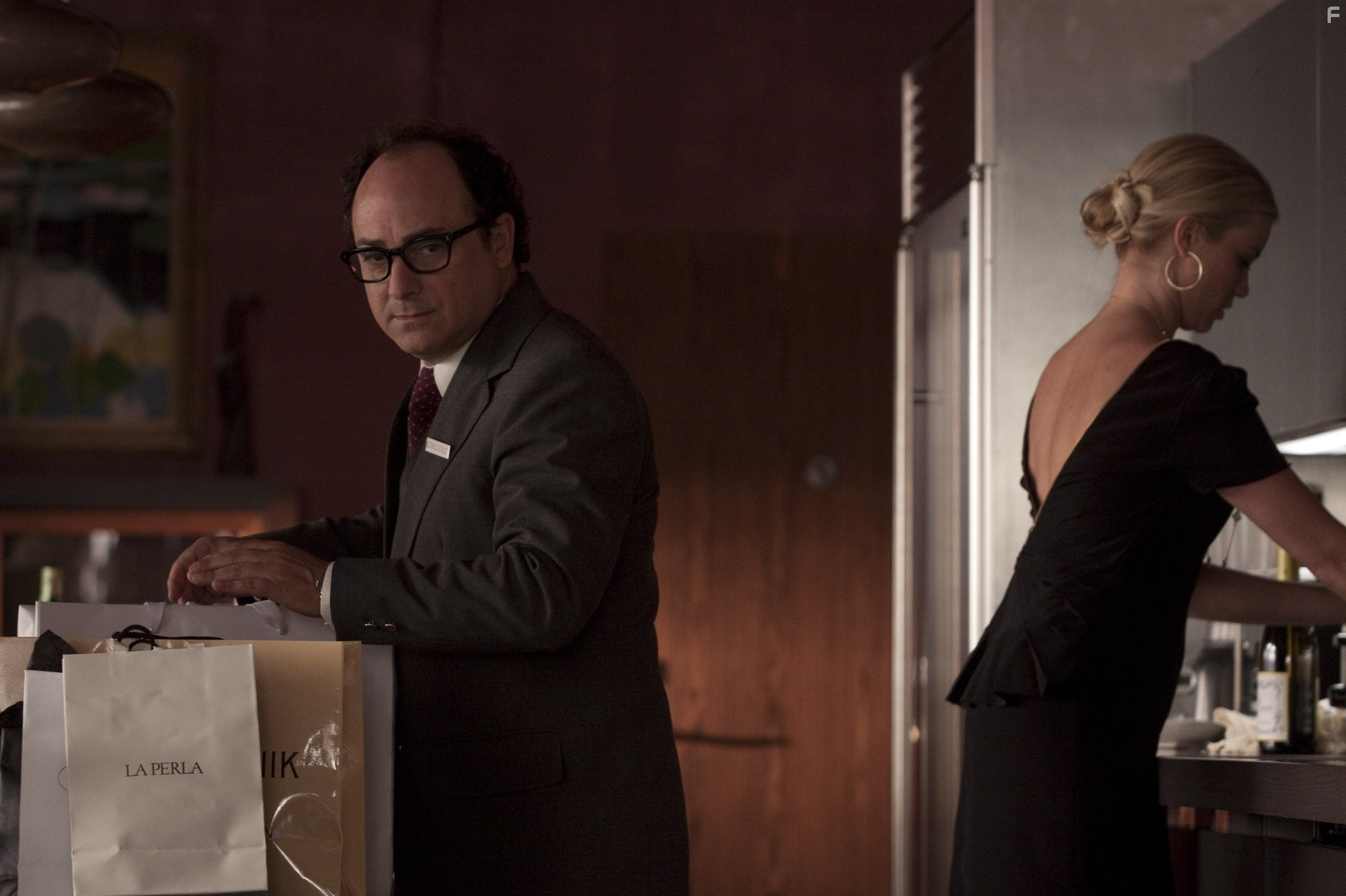 Kevin Pollak and Amy Smart in Замкнутый круг (2012)