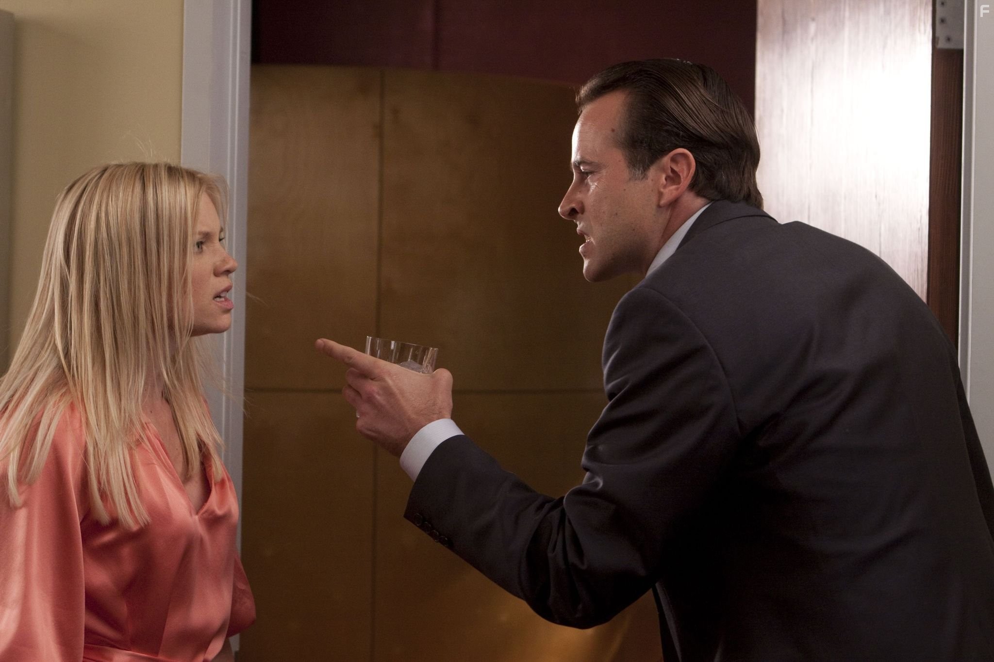 Jason Lee and Amy Smart in Замкнутый круг (2012)
