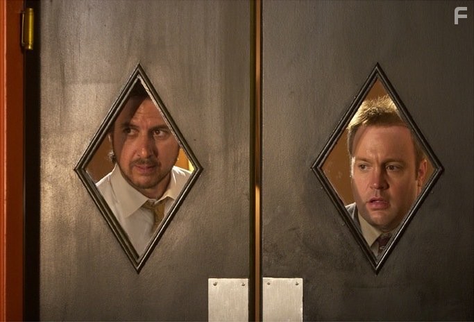 Ray Romano and Kevin James in Жаренные (2006)