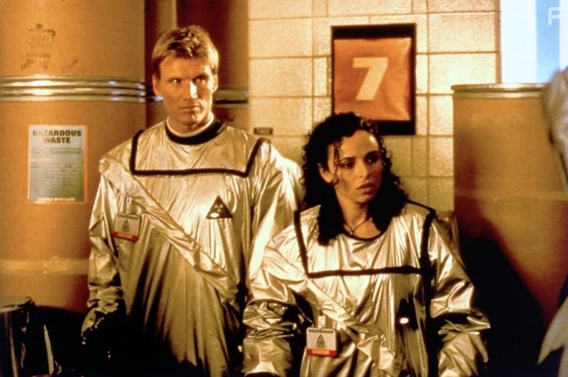 Dolph Lundgren and Fran?oise Robertson in Миньон (1998)