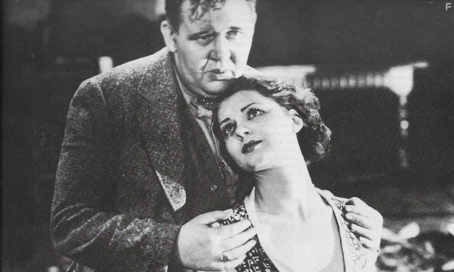 Charles Laughton and Lilian Bond in Старый страшный дом (1932)
