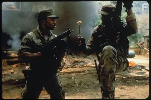 Carl Weathers and Bill Duke in Хищник (1987)
