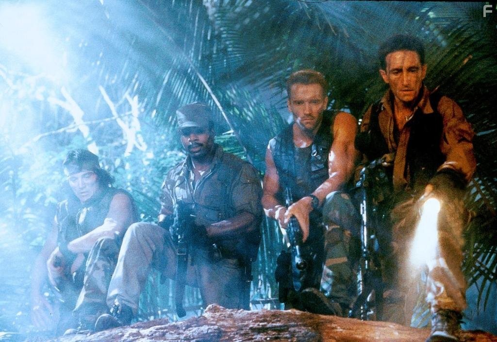 Arnold Schwarzenegger, Carl Weathers, Richard Chaves, and Sonny Landham in Хищник (1987)