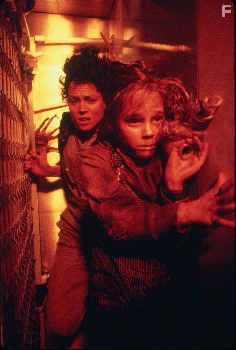 Sigourney Weaver and Carrie Henn in Чужиe (1986)