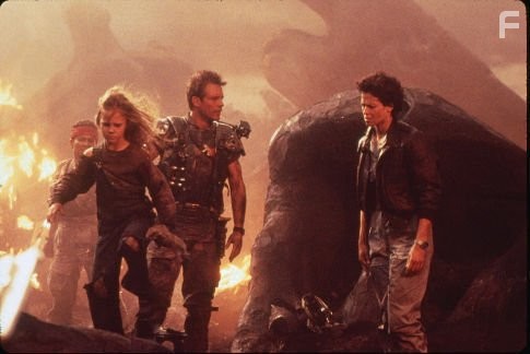 Sigourney Weaver, Michael Biehn, Jenette Goldstein, and Carrie Henn in Чужиe (1986)