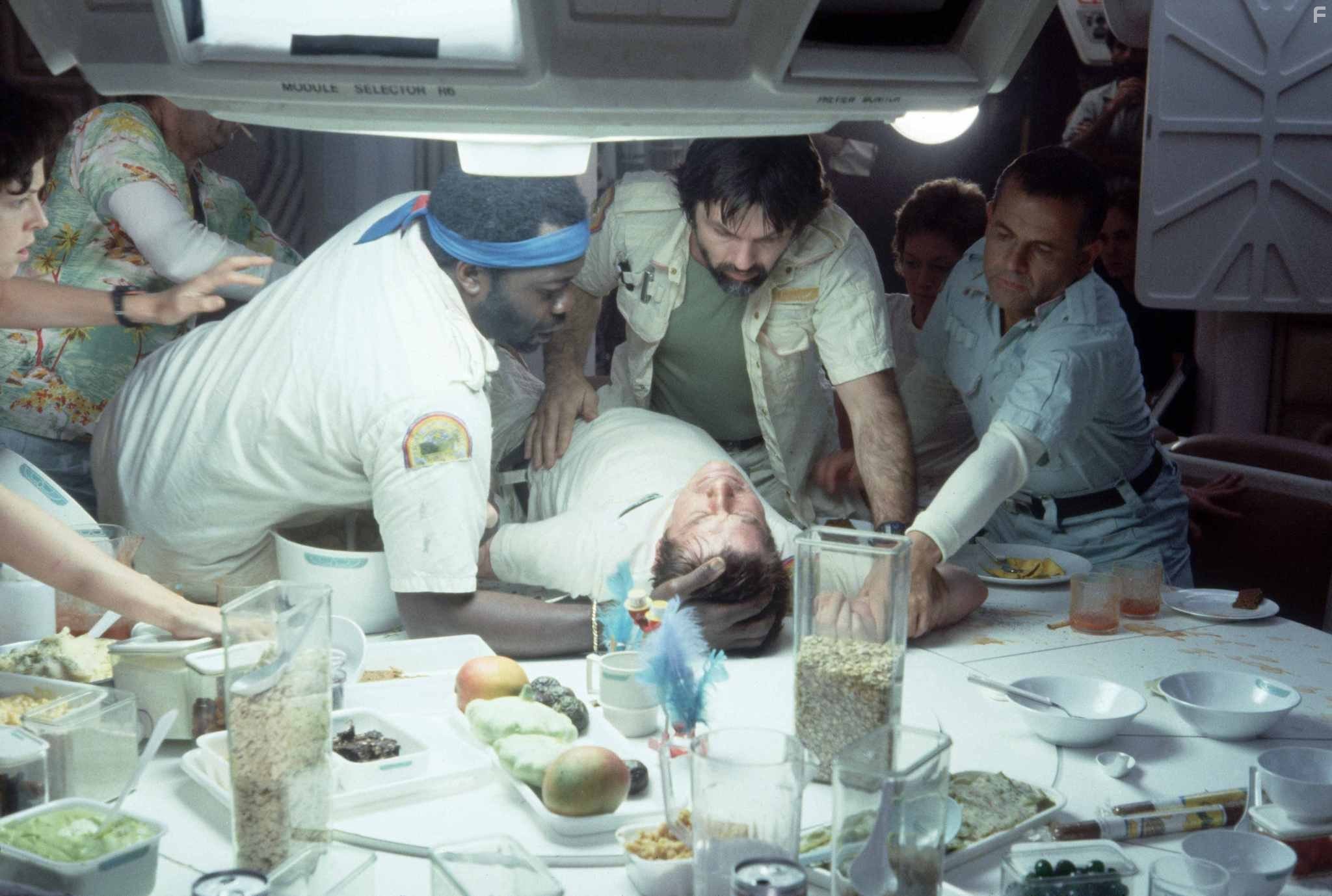 Sigourney Weaver, Ian Holm, John Hurt, Tom Skerritt, Veronica Cartwright, Yaphet Kotto, and Harry Dean Stanton in Чужoй (1979)