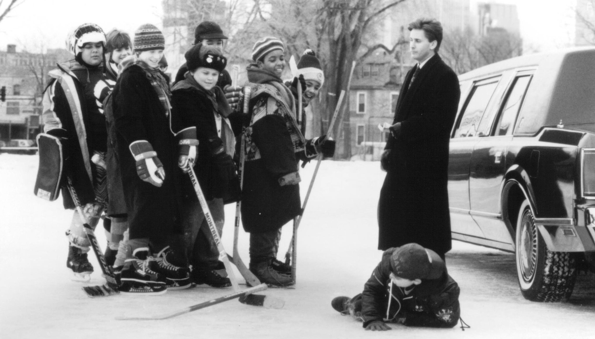 Emilio Estevez, Joshua Jackson, Marguerite Moreau, and Elden Henson in Могучие утята (1992)