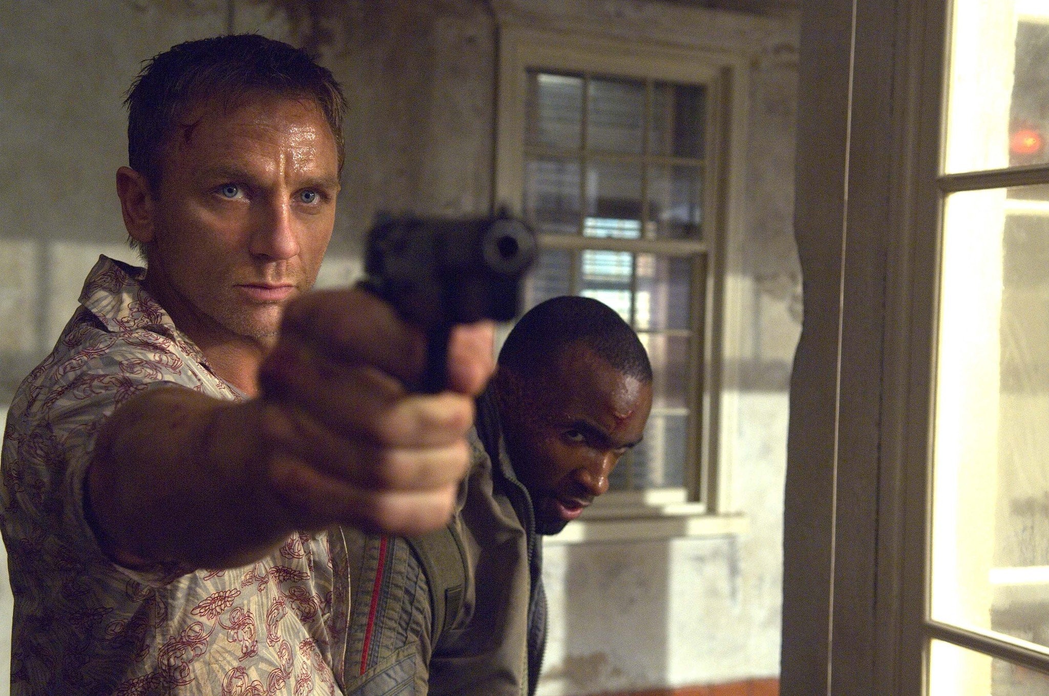 Daniel Craig and Sebastien Foucan in Казино Рояль (2006)
