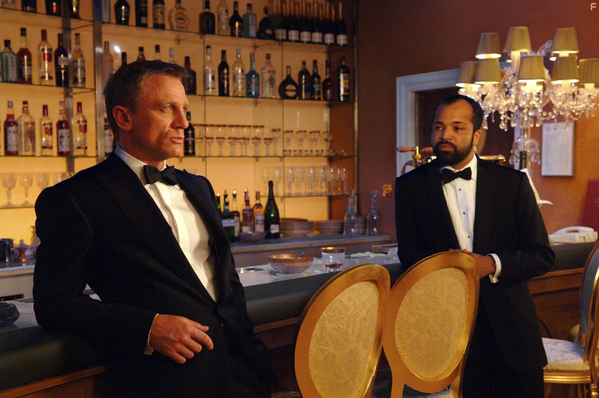 Daniel Craig and Jeffrey Wright in Казино Рояль (2006)
