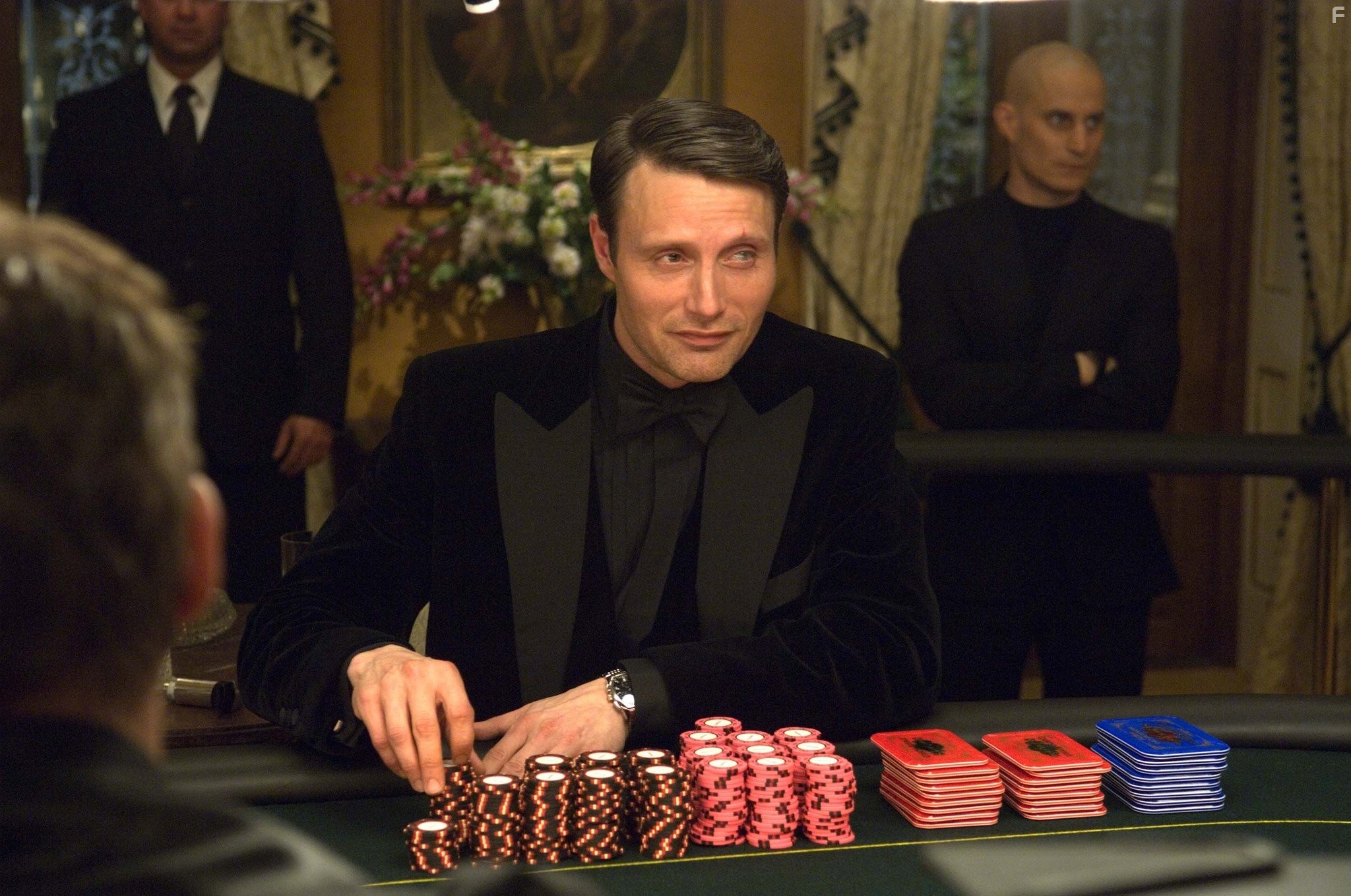 Mads Mikkelsen and Clemens Schick in Казино Рояль (2006)