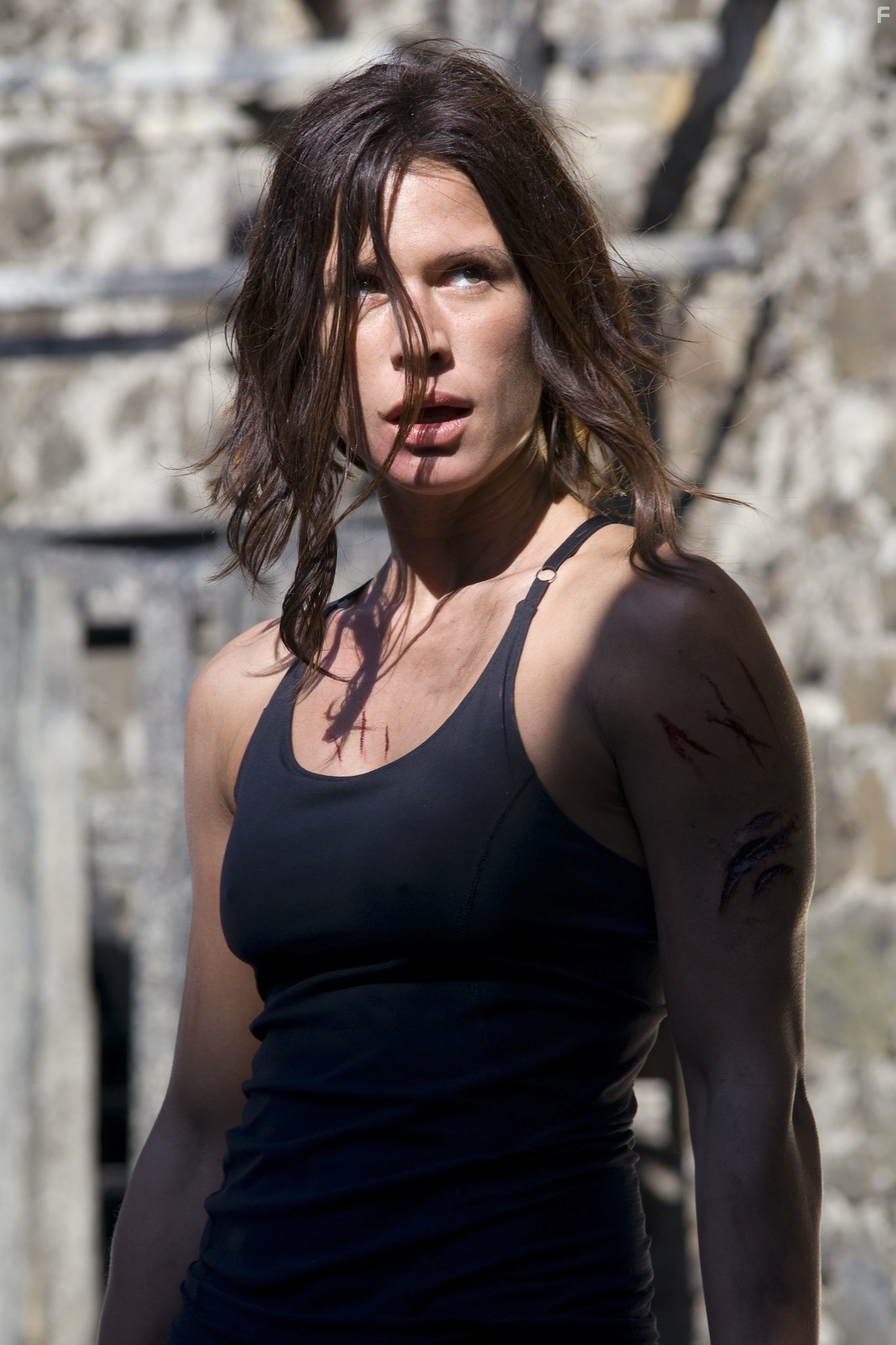 Rhona Mitra in Судный день (2008)