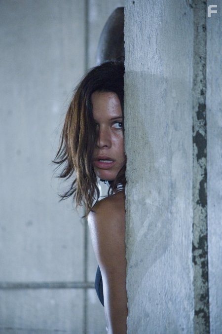 Rhona Mitra in Судный день (2008)