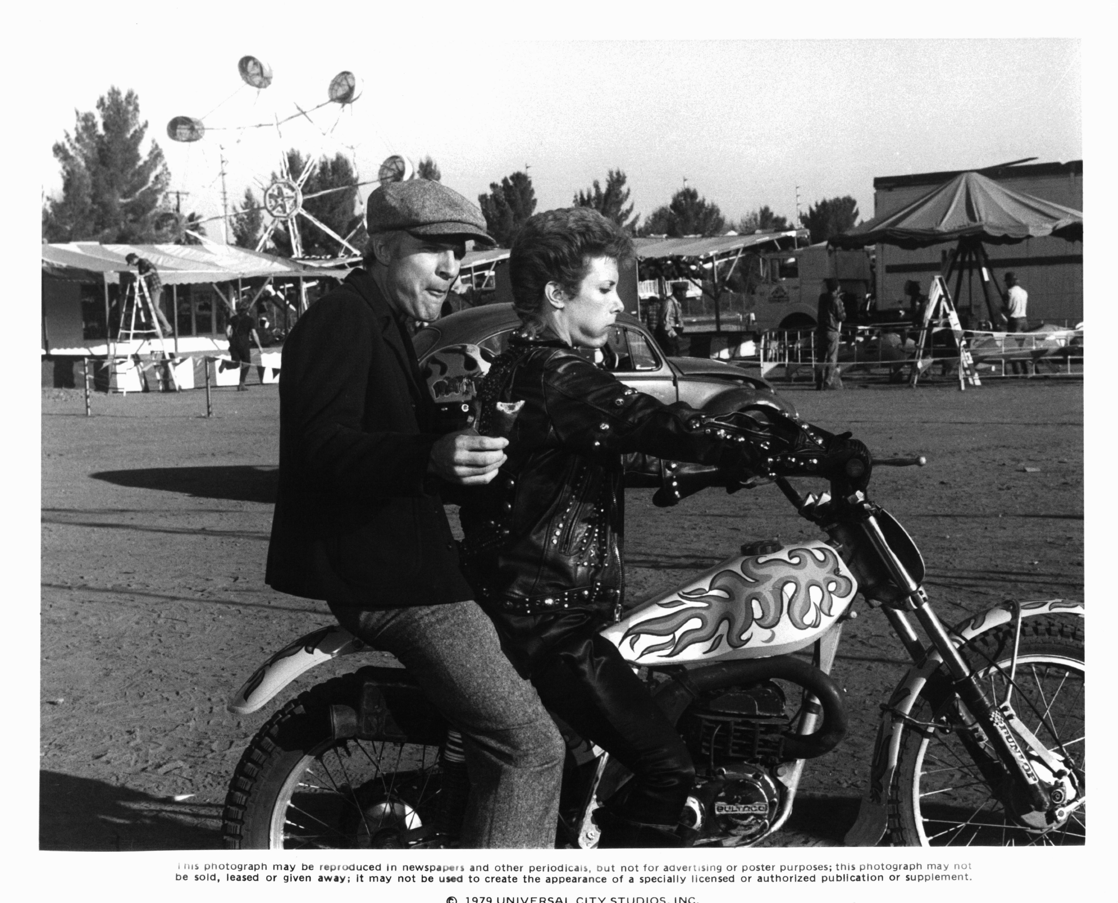 Steve Martin and Catlin Adams in Придурок (1979)