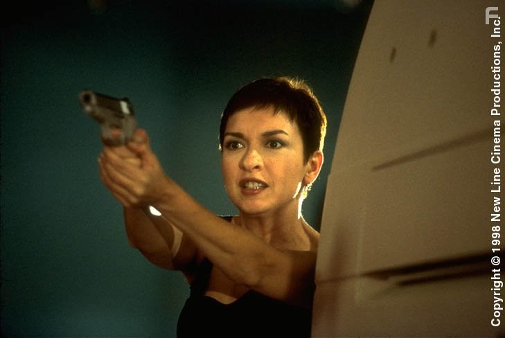 Elizabeth Pe?a as Detective Johnson