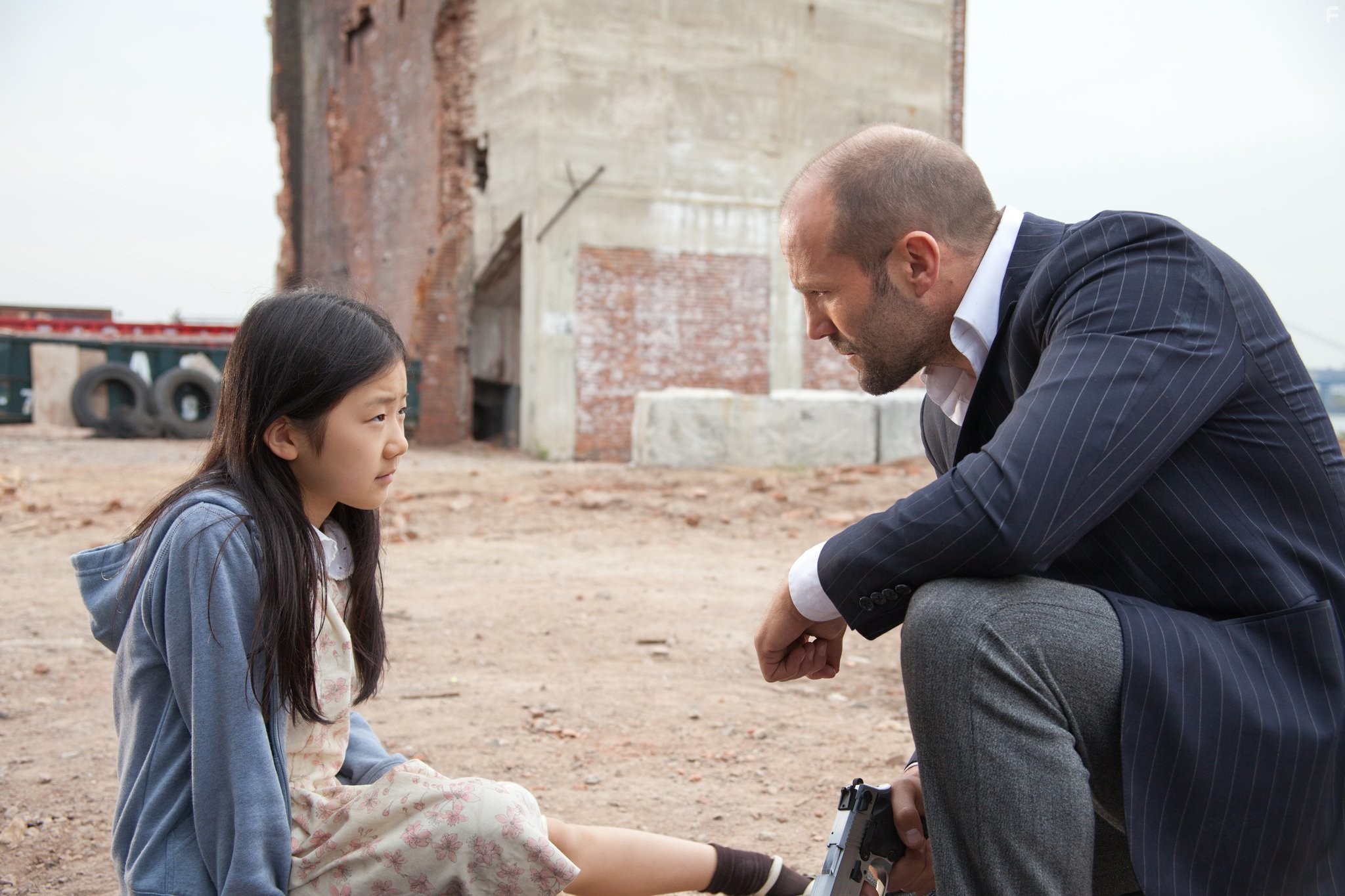Jason Statham and Catherine Chan in Защитник (2012)