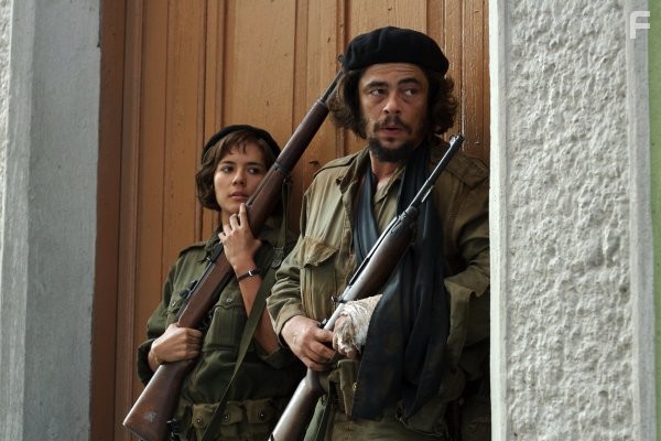 Benicio Del Toro and Catalina Sandino Moreno in Че: 1-я часть. Аргентинец (2008)