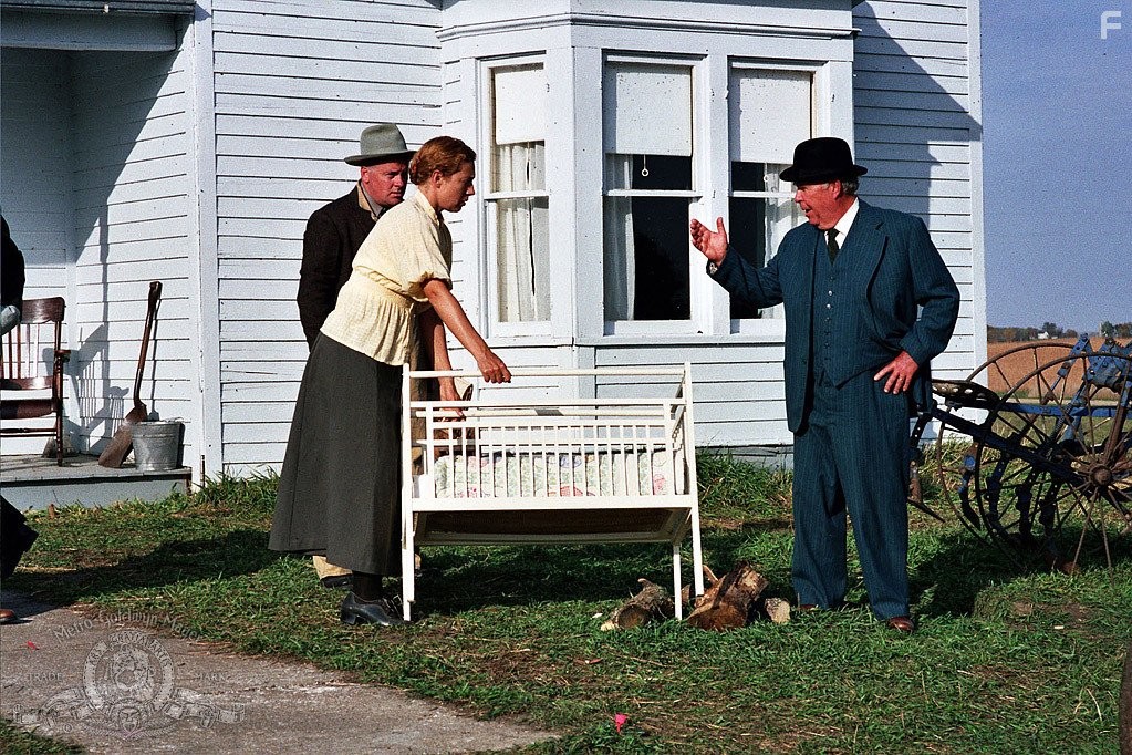 Ned Beatty and Alex Kingston in Рожденные ветром (2005)