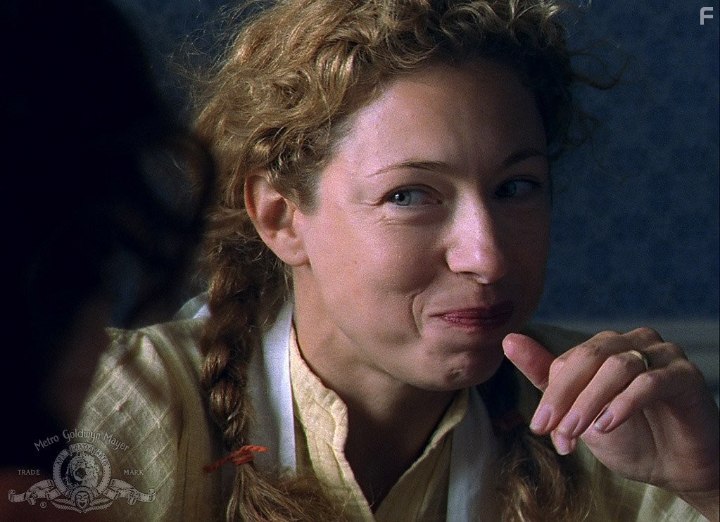 Alex Kingston in Рожденные ветром (2005)