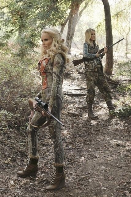 Leslie Bibb and Kristin Chenoweth in Благочестивые стервы (2012)