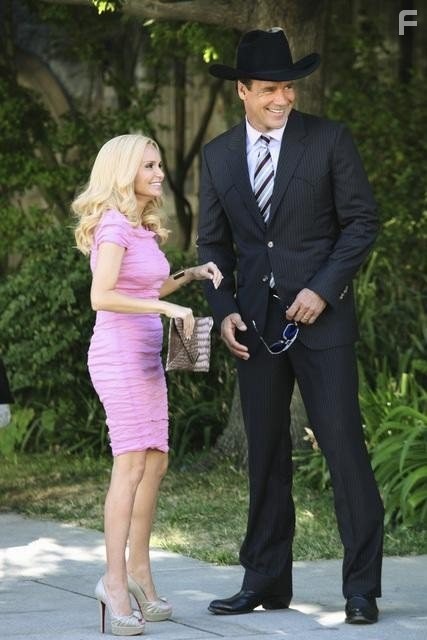 David James Elliott and Kristin Chenoweth in Благочестивые стервы (2012)