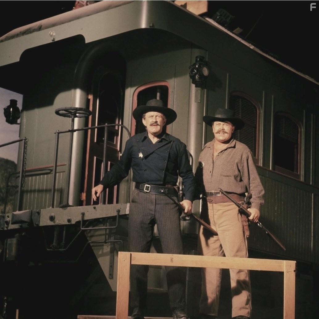 Lee J. Cobb and Mickey Shaughnessy in Война на Диком Западе (1962)