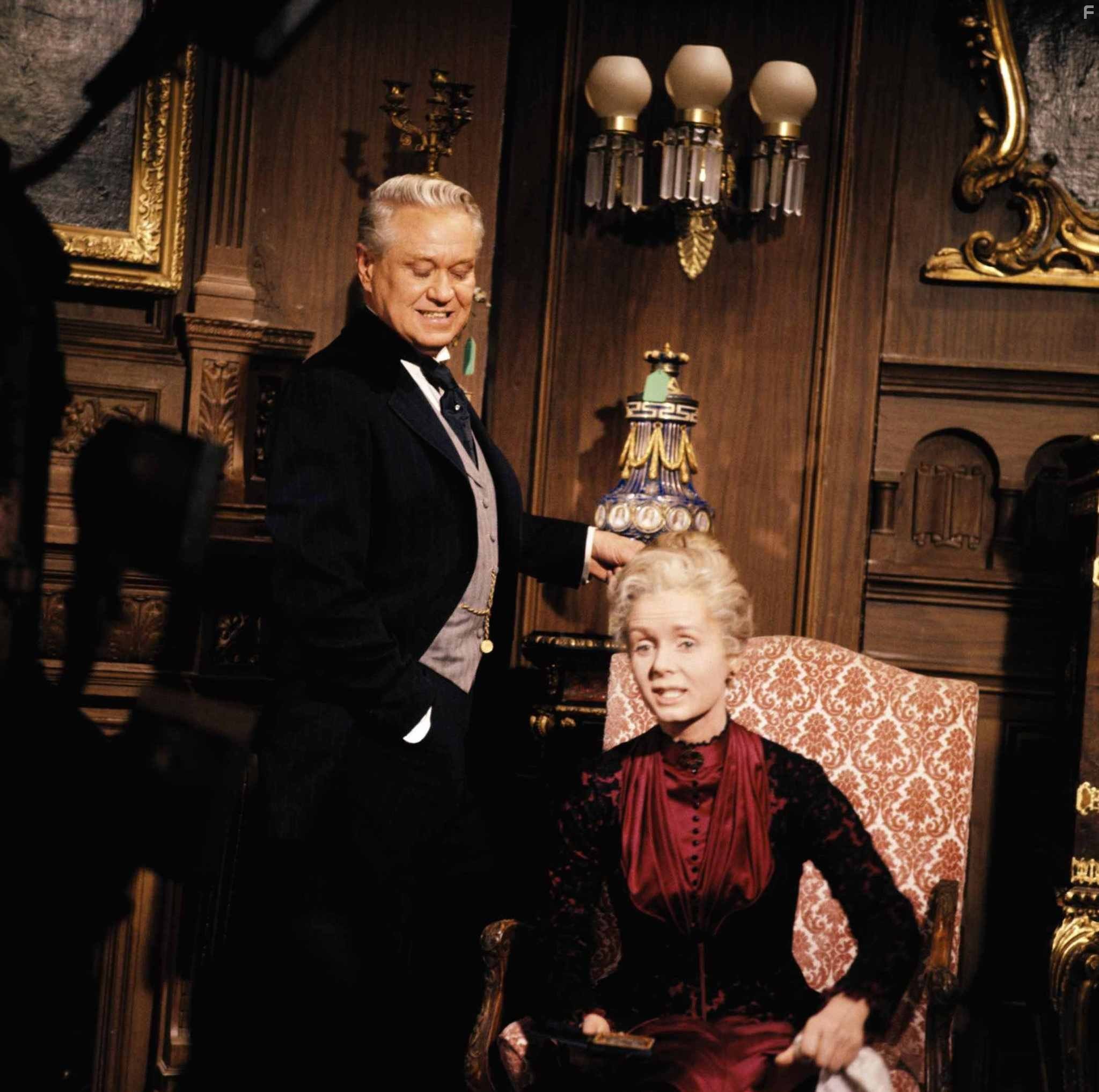 Debbie Reynolds and David Brian in Война на Диком Западе (1962)