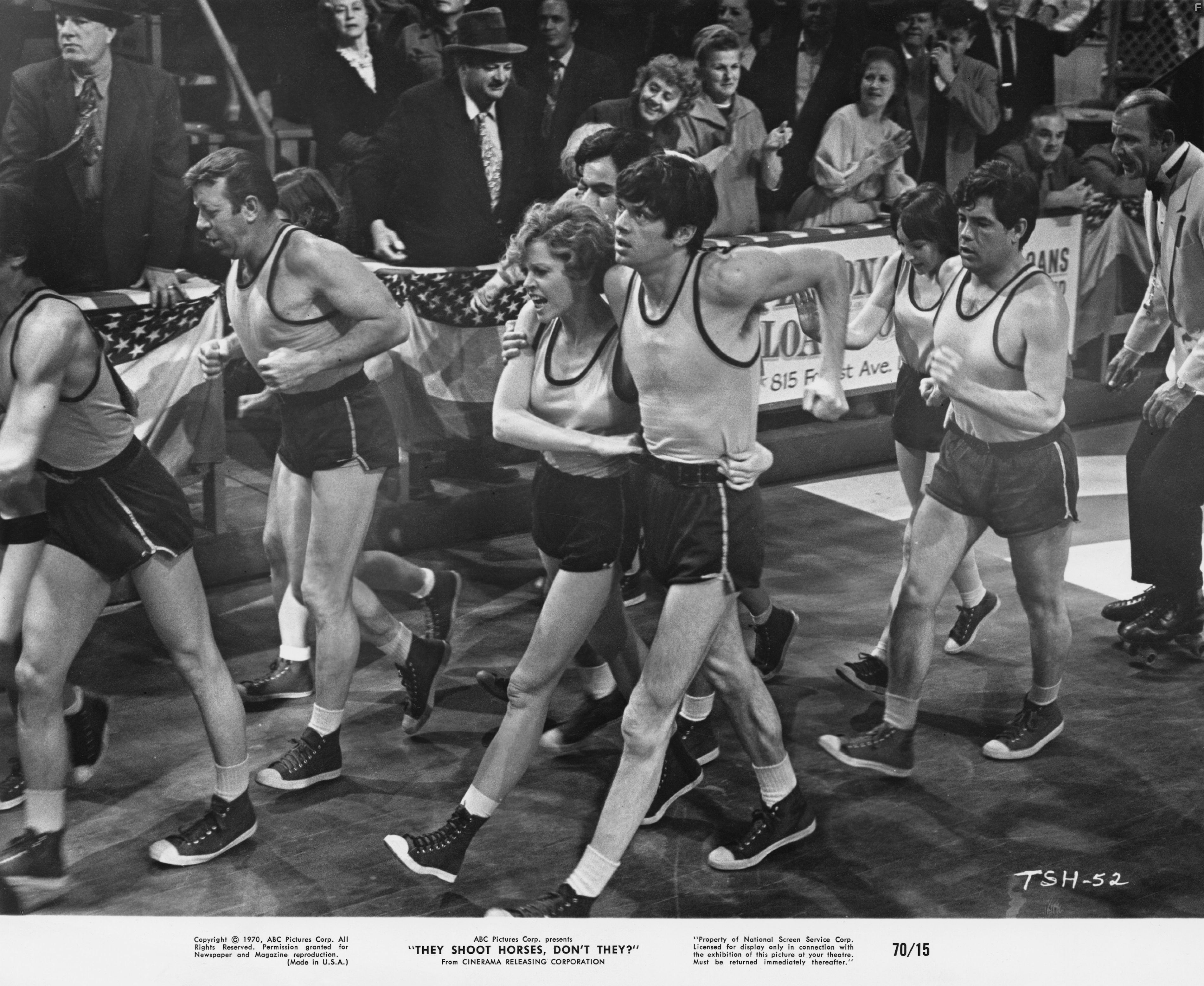 Jane Fonda and Michael Sarrazin in Загнанных лошадей пристреливают, не правда ли? (1969)