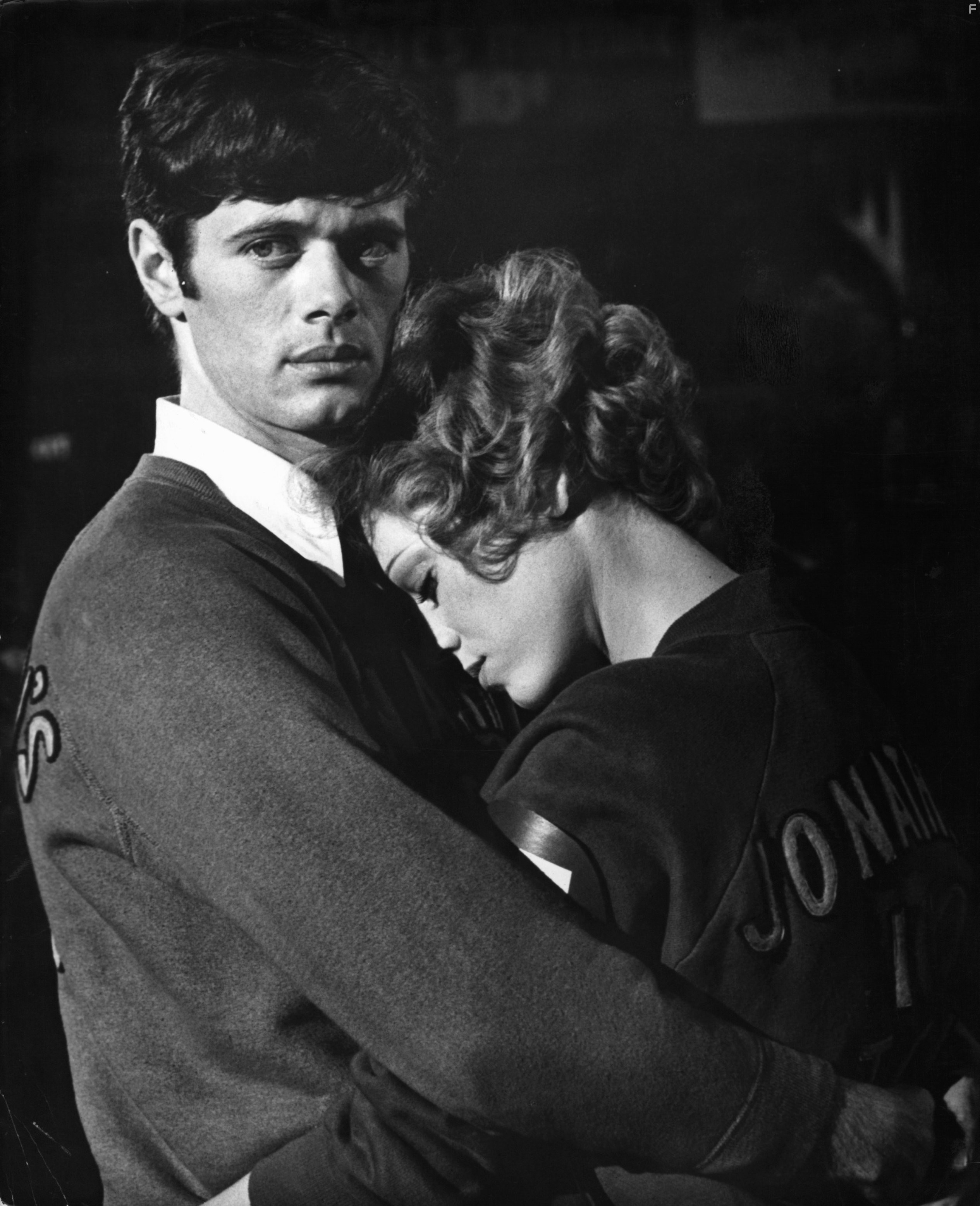 Jane Fonda and Michael Sarrazin in Загнанных лошадей пристреливают, не правда ли? (1969)