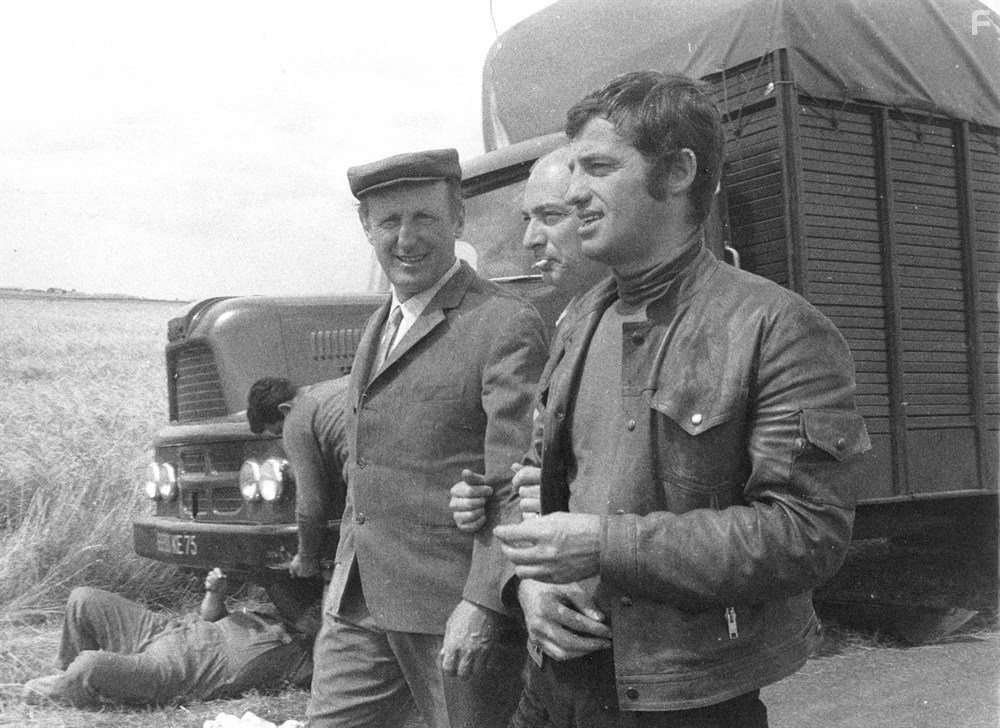 Jean-Paul Belmondo and Bourvil in Супермозг (1969)
