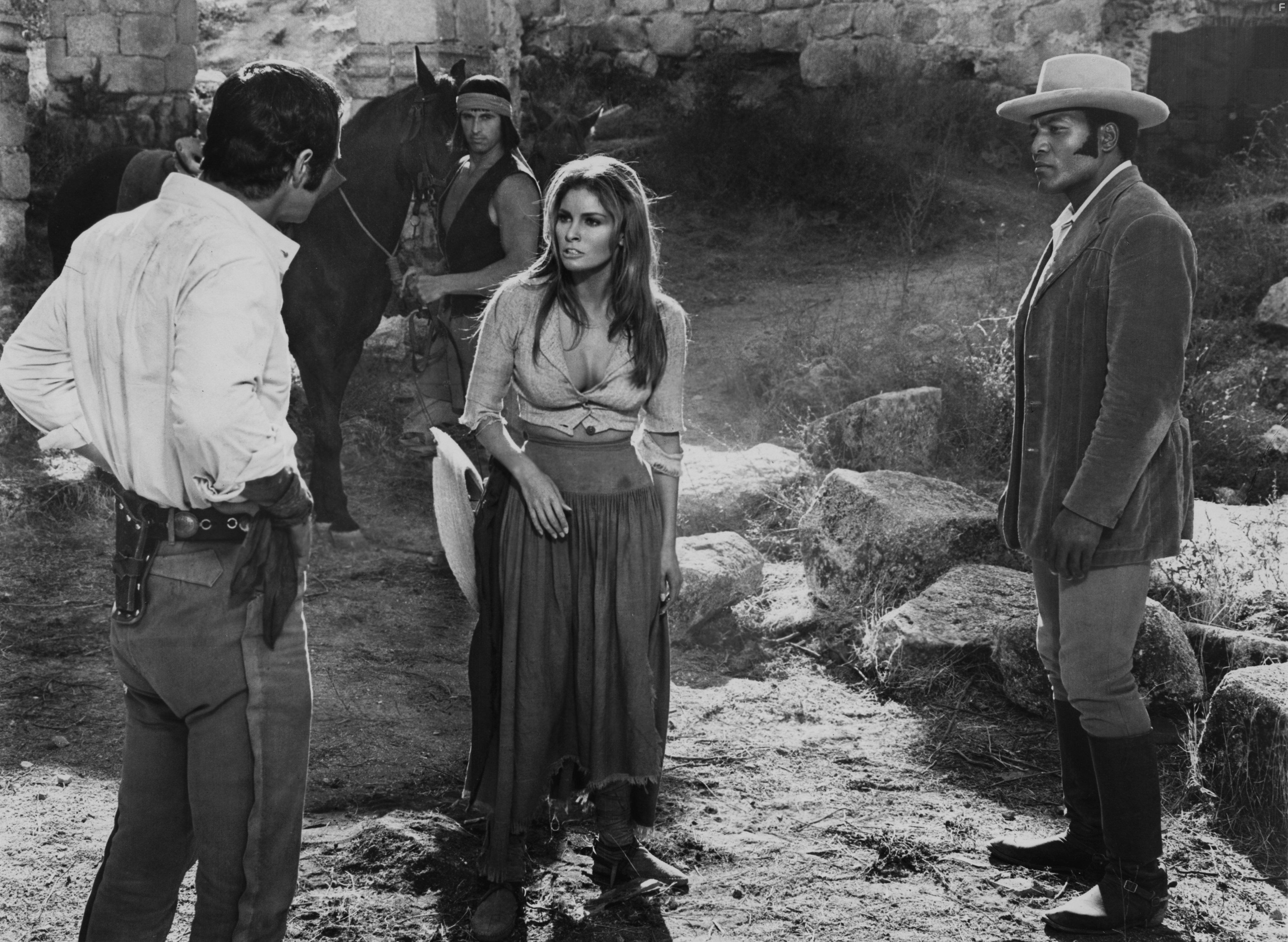 Raquel Welch, Burt Reynolds, Jim Brown, and Michael Forest in Сто винтовок (1969)