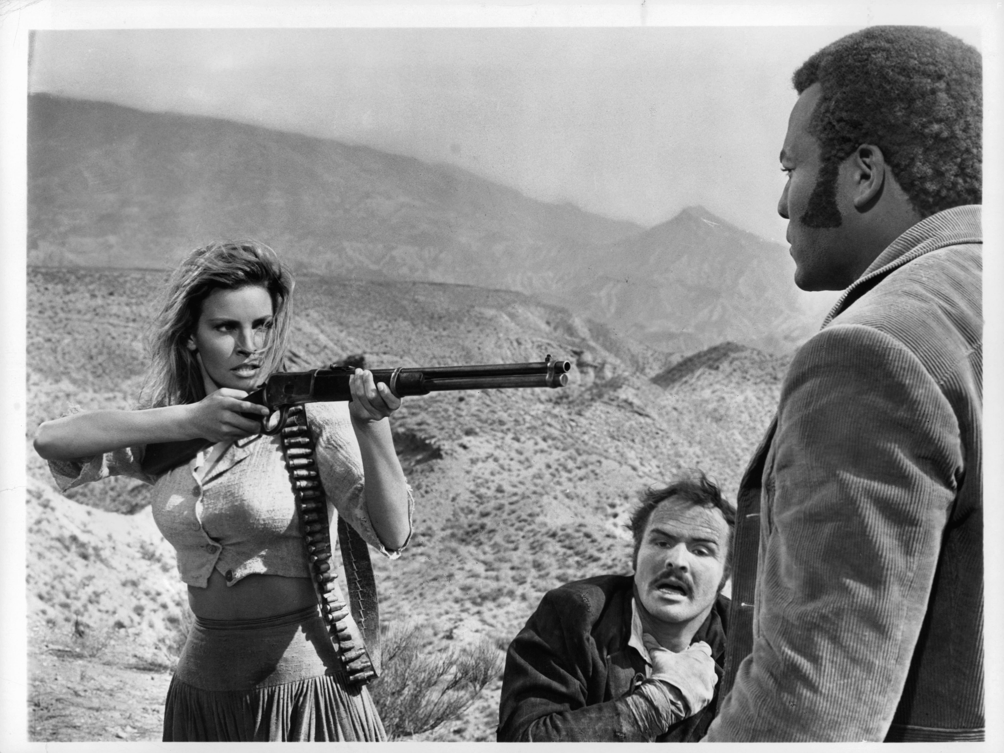 Raquel Welch, Burt Reynolds, and Jim Brown in Сто винтовок (1969)
