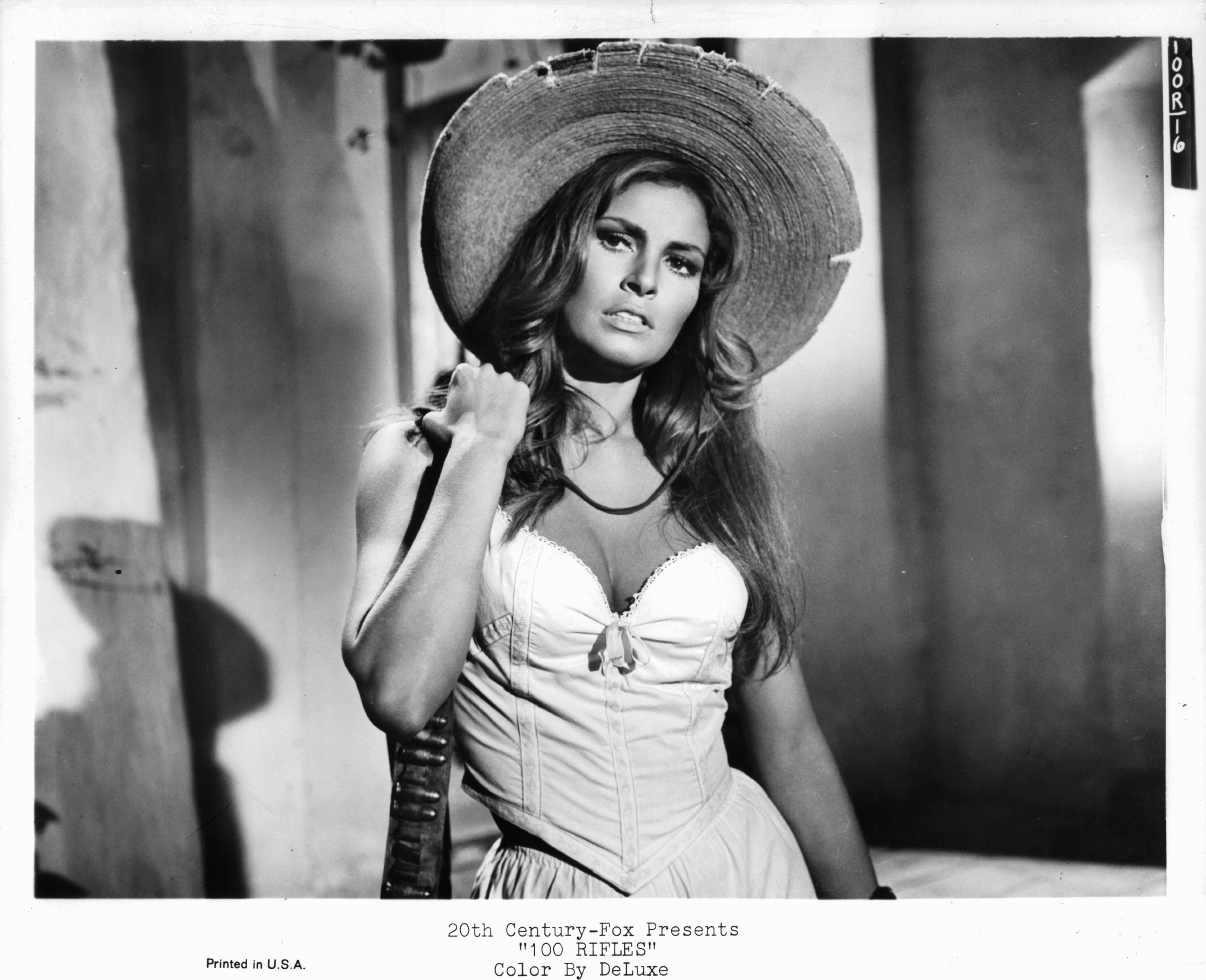 Raquel Welch in Сто винтовок (1969)