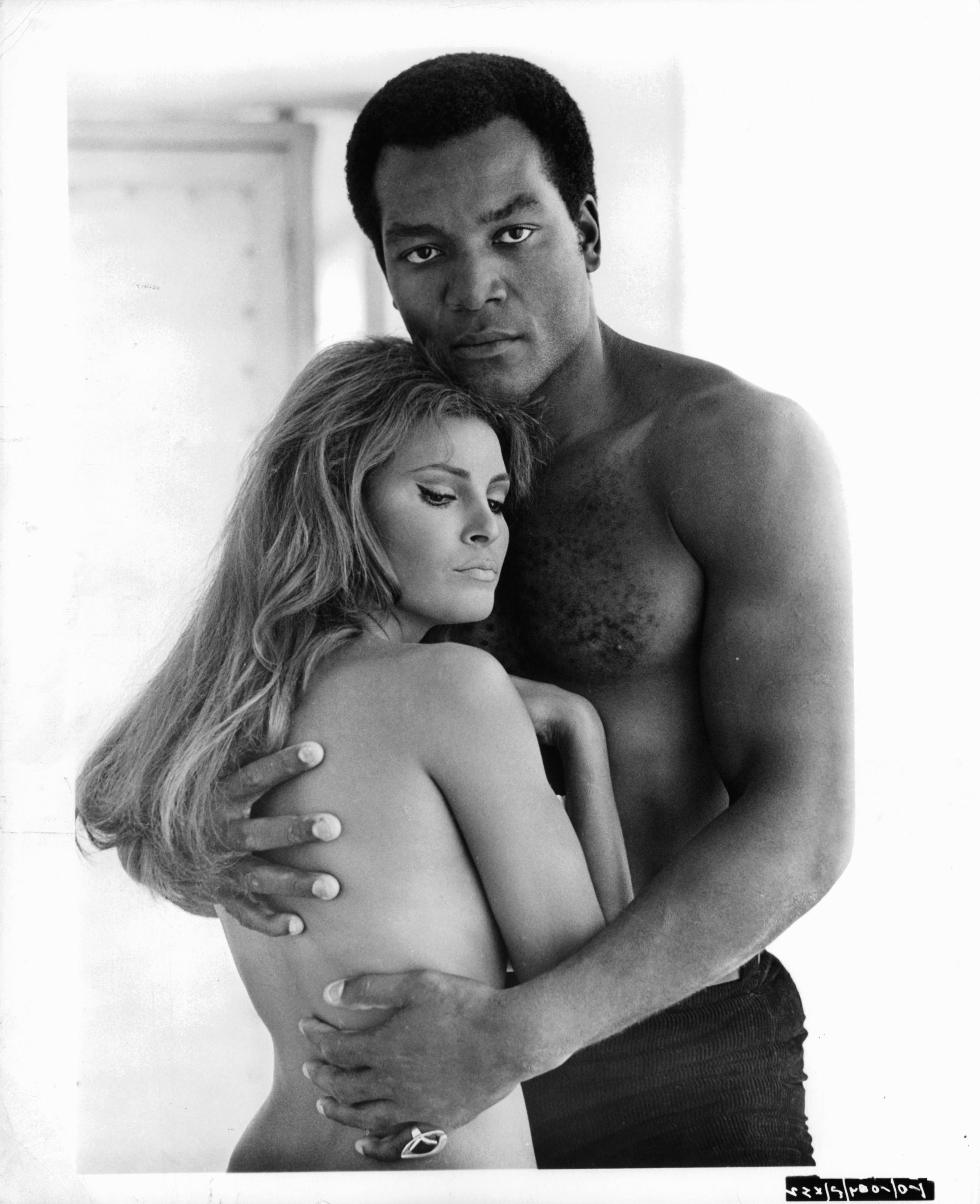 Raquel Welch and Jim Brown in Сто винтовок (1969)