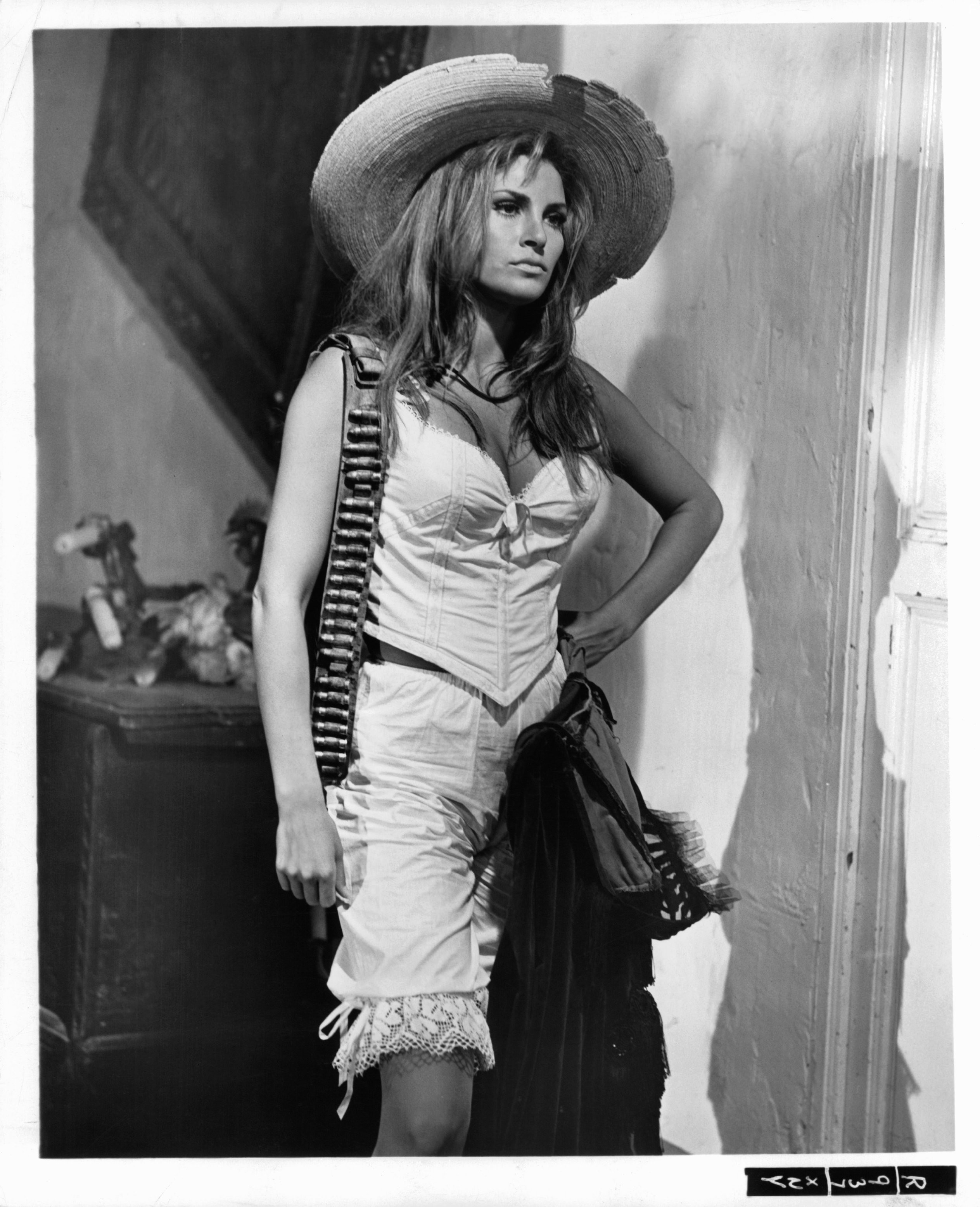 Raquel Welch in Сто винтовок (1969)