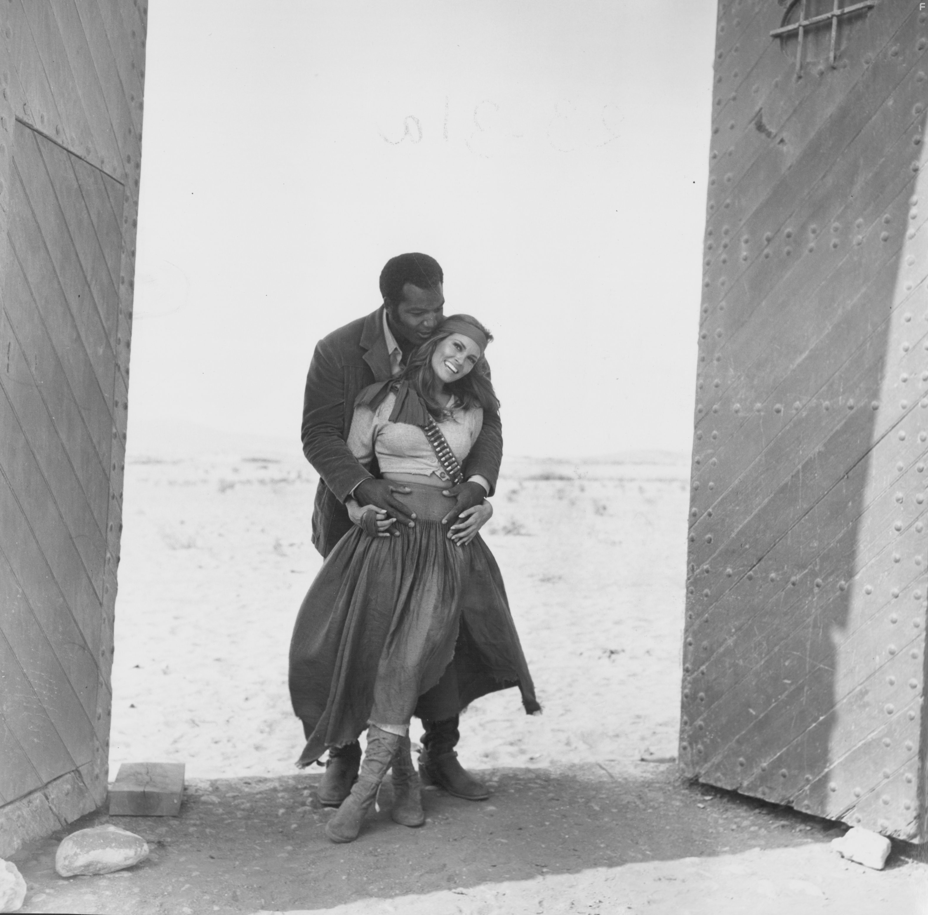 Raquel Welch and Jim Brown in Сто винтовок (1969)