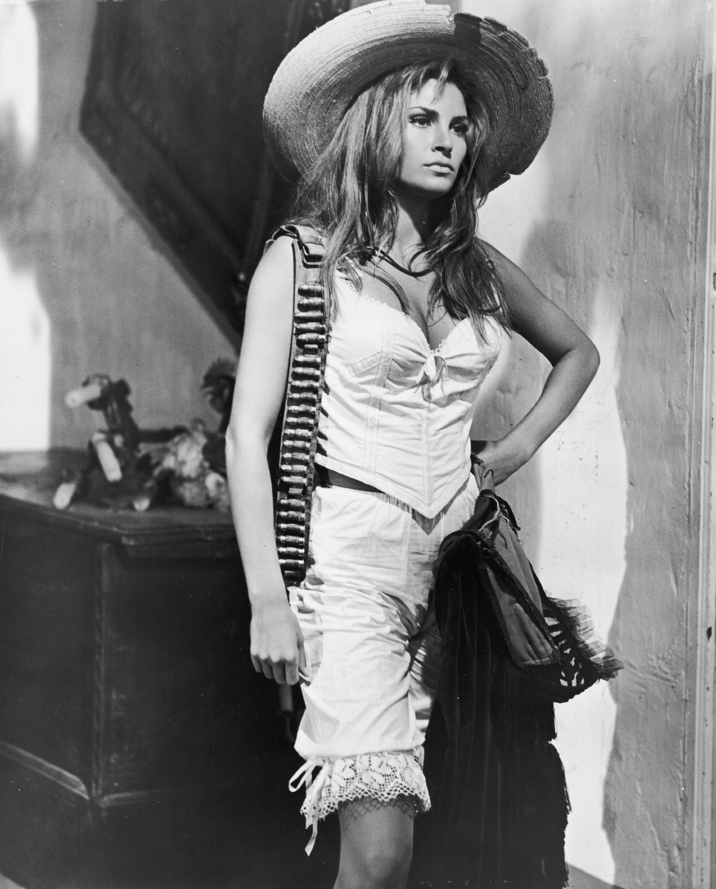 Raquel Welch in Сто винтовок (1969)