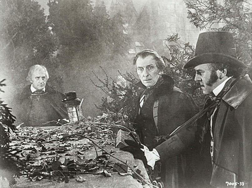 Peter Cushing in Вампиры-любовники (1970)