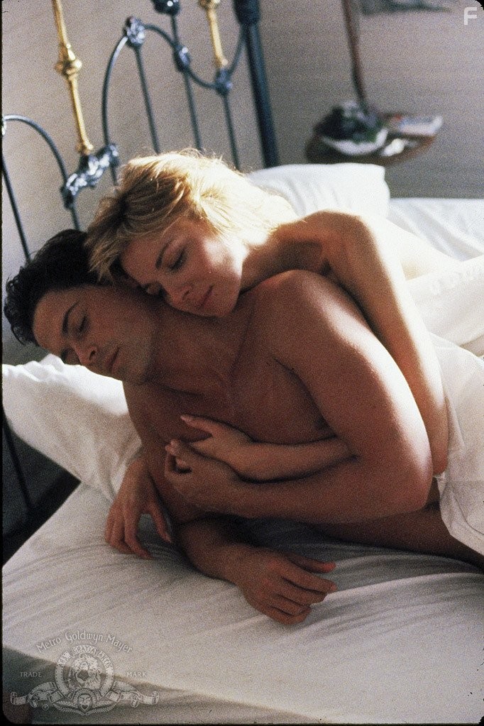 Kim Cattrall and Rob Lowe in Маскарад (1988)