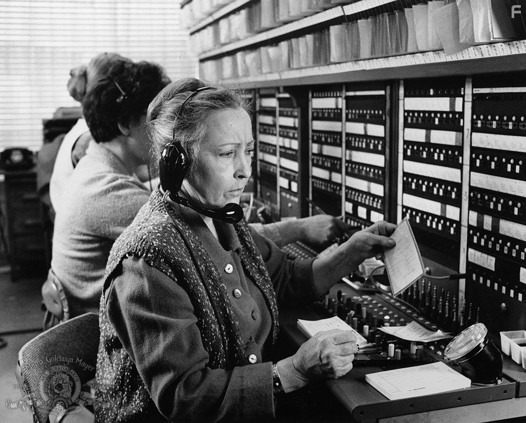 Bessie Love in Воскресенье, проклятое воскресенье (1971)